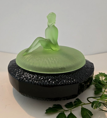 L.E. Smith Uranium Glass JACKIE Powder Jar RARE Black Stippled Glass Bottom