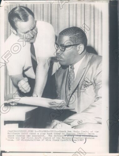 1967 Baltimore Colts Coach Don Shula Shows Play Book To Bubba Smith Press Photo - Picture 1 of 2