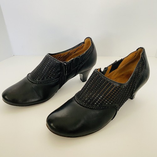 GENTLE SOULS BLACK LEATHER KITTEN HEEL 