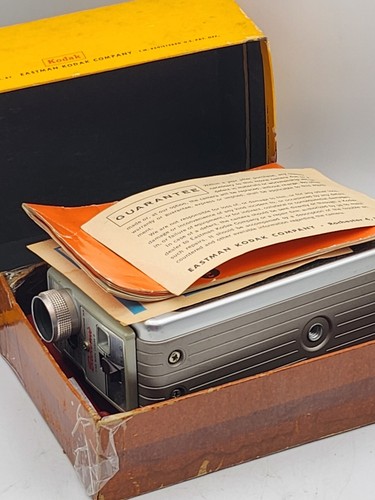 Cámara de película Kodak Brownnie 1961 de colección de 8 mm modelo 2 con caja e instrucciones lente F/2,3 - Imagen 18 de 21