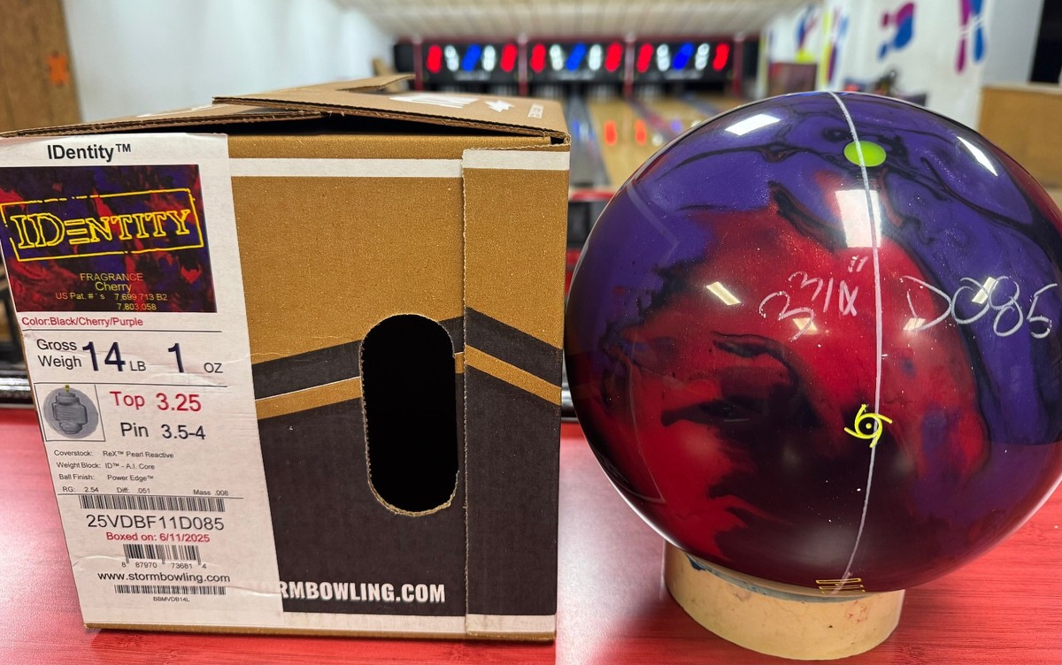 新品　ストーム　アイデンティティ　14P 14 lb STORM IDENTITY B-C-P BOWLING BALL - UNDRILLED - NEW IN BOX