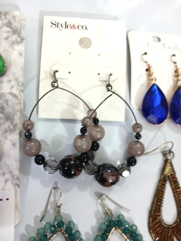 Pendientes 19 pares perforados. Peces, corazones, piedras, cuentas, calaveras. Obtienes todos los 19 Foto 4 de 4