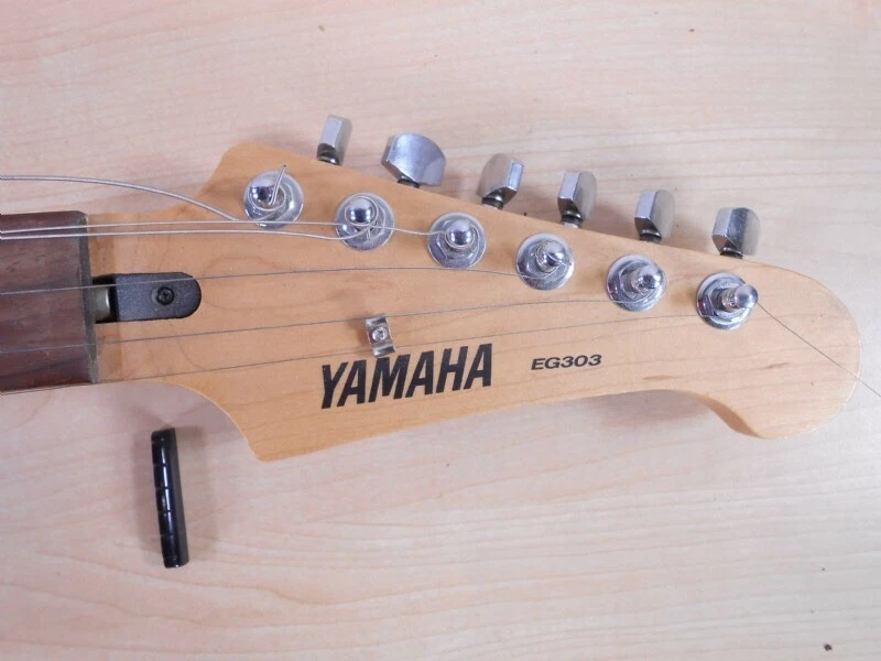 Yamaha eg303 clearance electric guitar