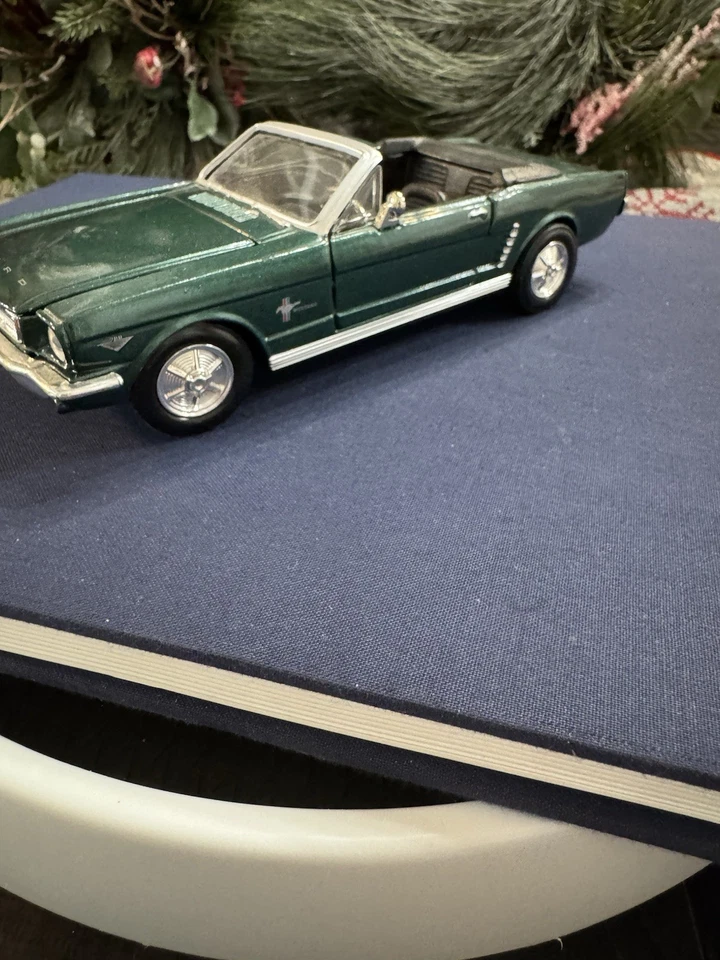 Ford Mustang 1965 convertible, turquesa 1:24 caja blanca WB 124119 turquesa Foto 2 de 4