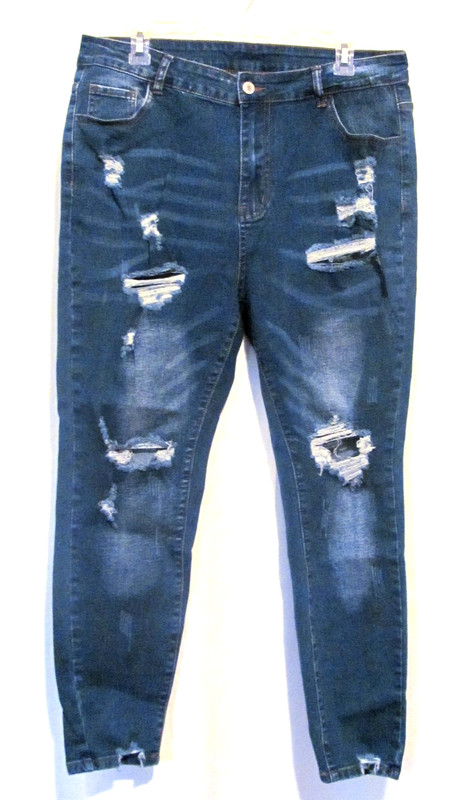 Womens Size 1XL Destroyed Cropped Jeans, Tapered Legs