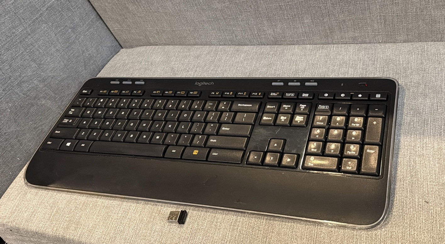 Logitech K520 Wireless Keyboard With Unifying USB Receiver Dongle. 
