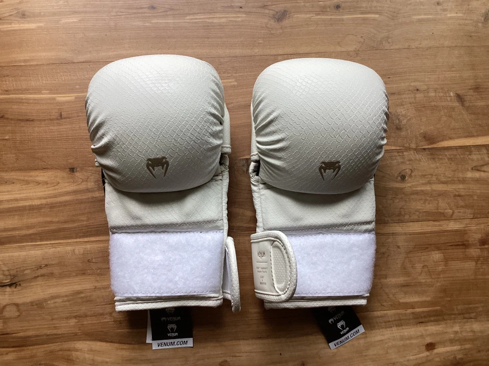 Guantes marfil venum mma ahorro L/XL nuevos 22’ Foto 2 de 3