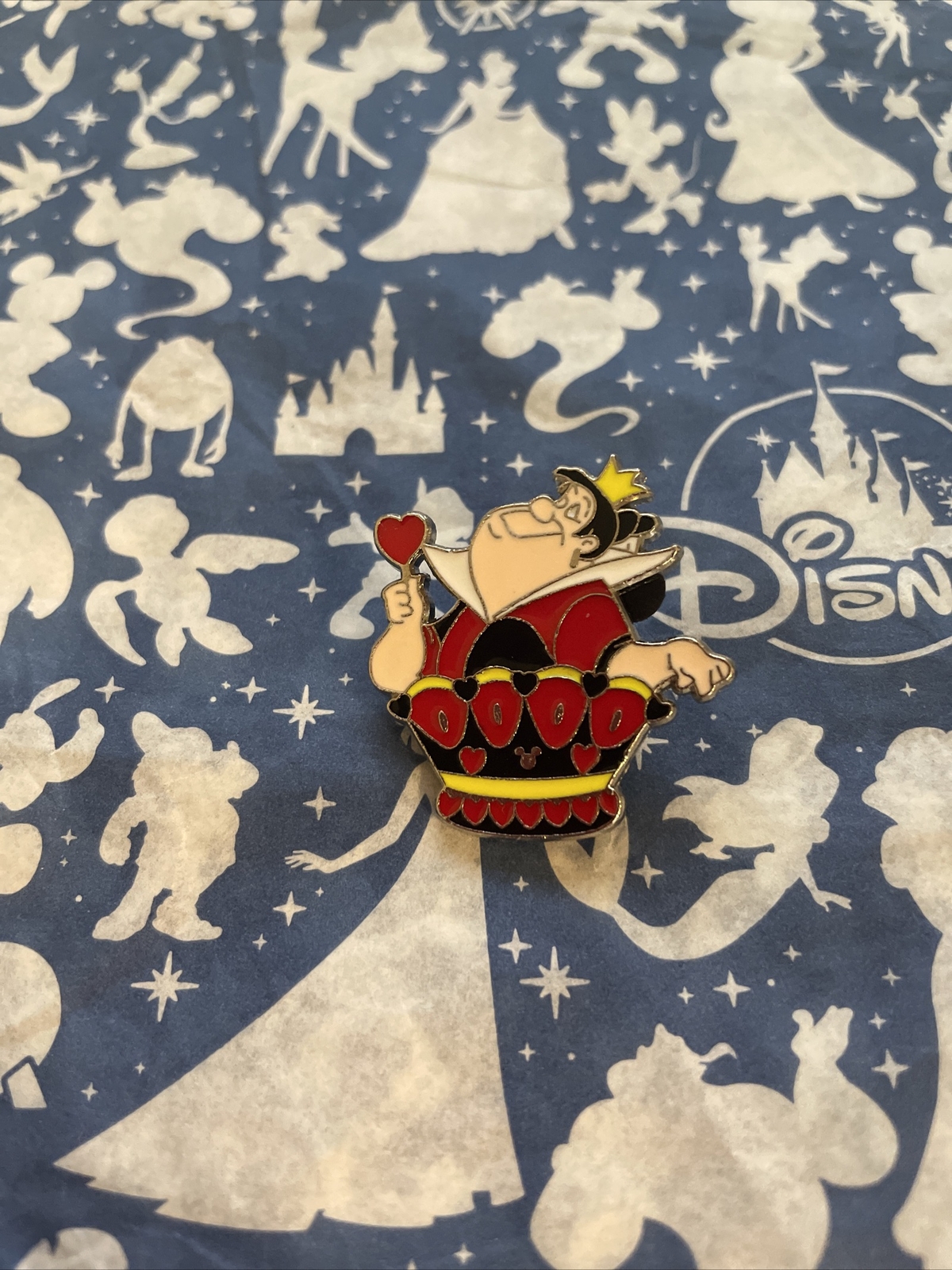 2008 Disney Hidden Mickey Series Trading Pin Alice Chess Queen of Hearts 2/6
