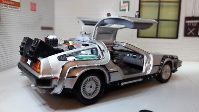 Modellino auto DeLorean Ritorno al Futuro Transforming versione volante  scala