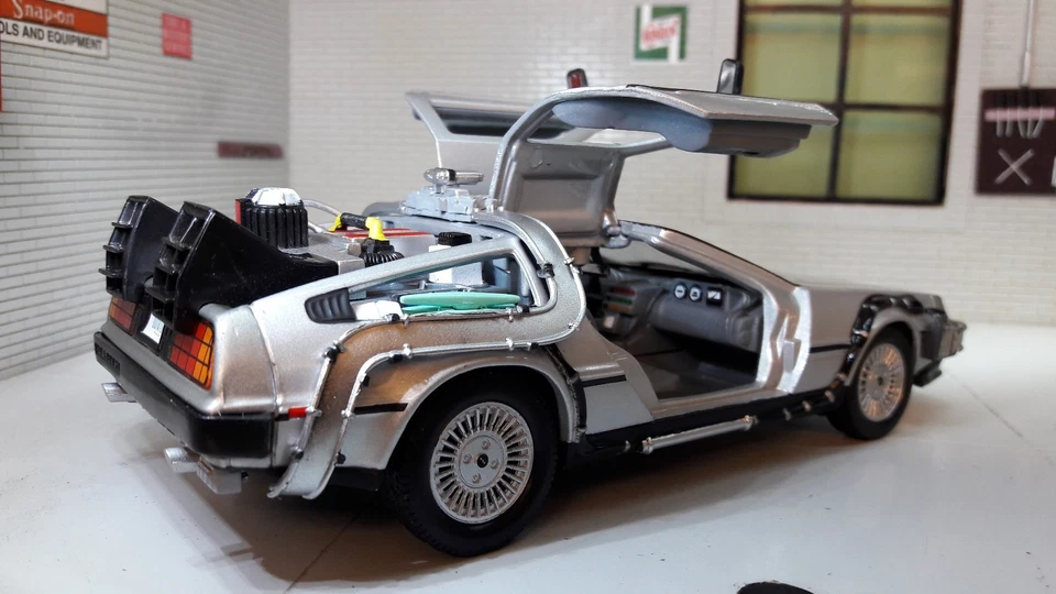 DeLorean Back to the Future 2 Transforming Flying Version 1:24 Scale Model Car - Image 2 of 4