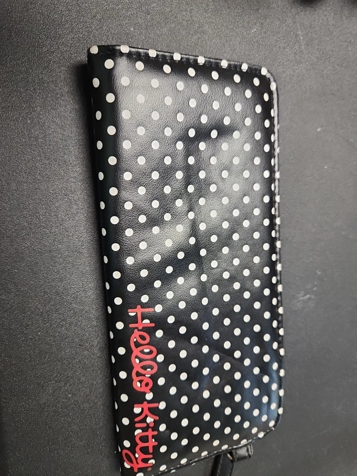 Cartera Hello Kitty × Loungefly Classic Face plegable negra roja lunares Foto 2 de 4