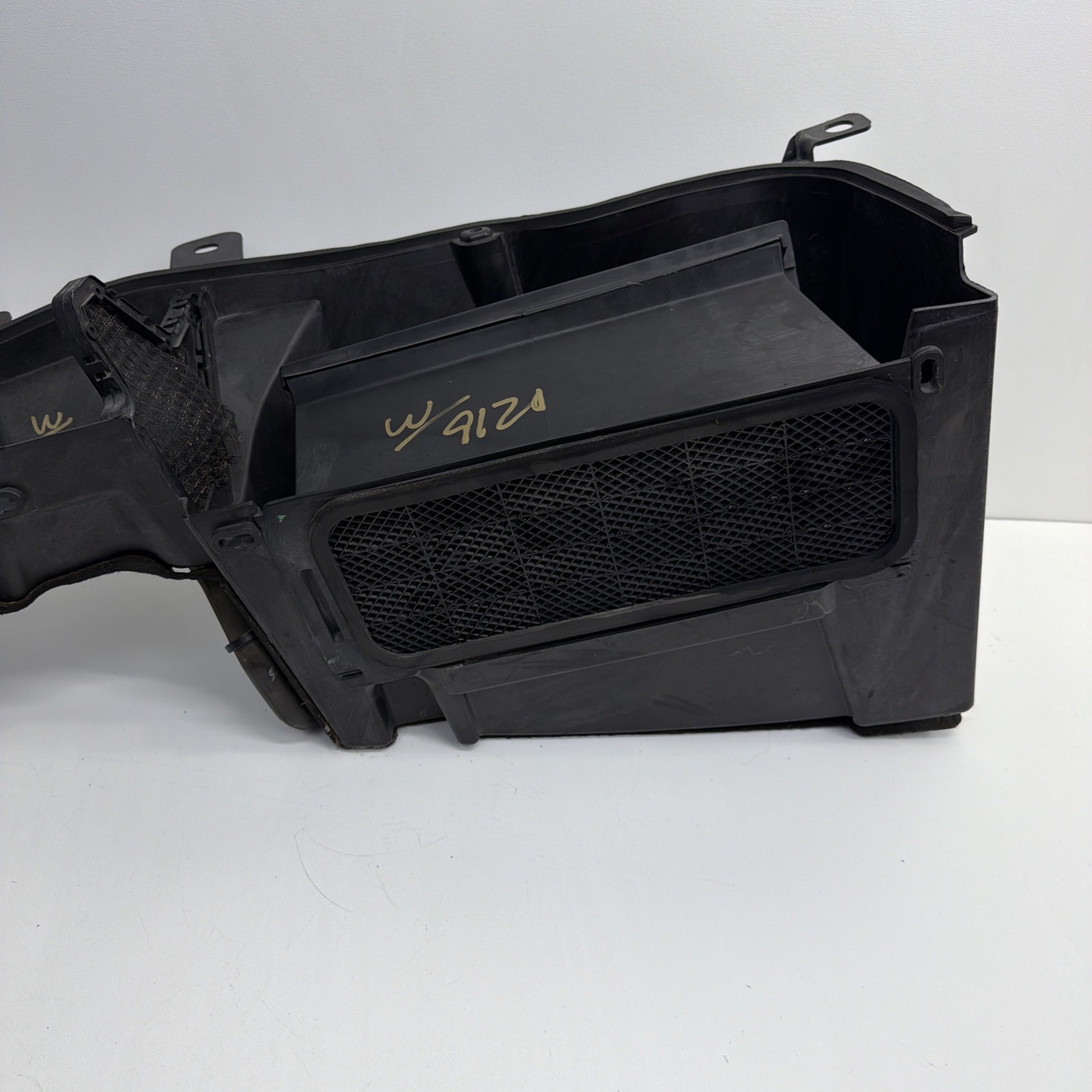 🟢2014-2020 MASERATI QUATTROPORTE UNDER COWL AIR FILTER HOUSING OEM.🟢