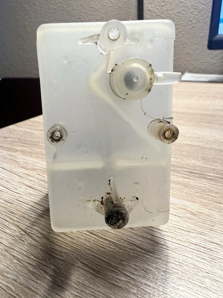 Vintage Thunder Tiger DT-10 Plastic Nitro Fuel Tank w/ Prime Pump AR0033 - Used - Image 4 of 4