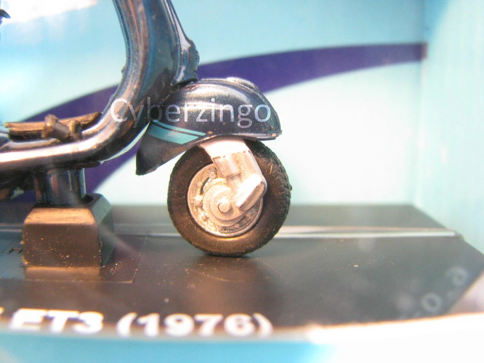 1976 Vespa 125 ET3 Blue Scooter 1/32 Scale Model NewRay - Image 4 of 4