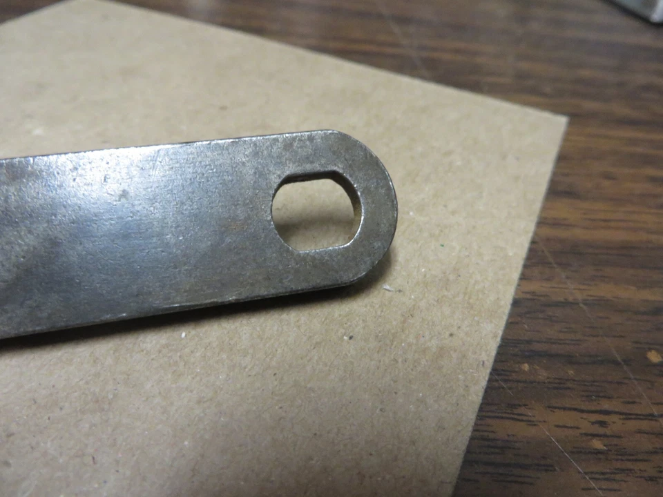 LLAVE VÁLVULA OVALADA TAMAÑO DOBLE SCHRADER 10,5mm x 9mm / 12,5mm x 11,3mm Foto 3 de 4