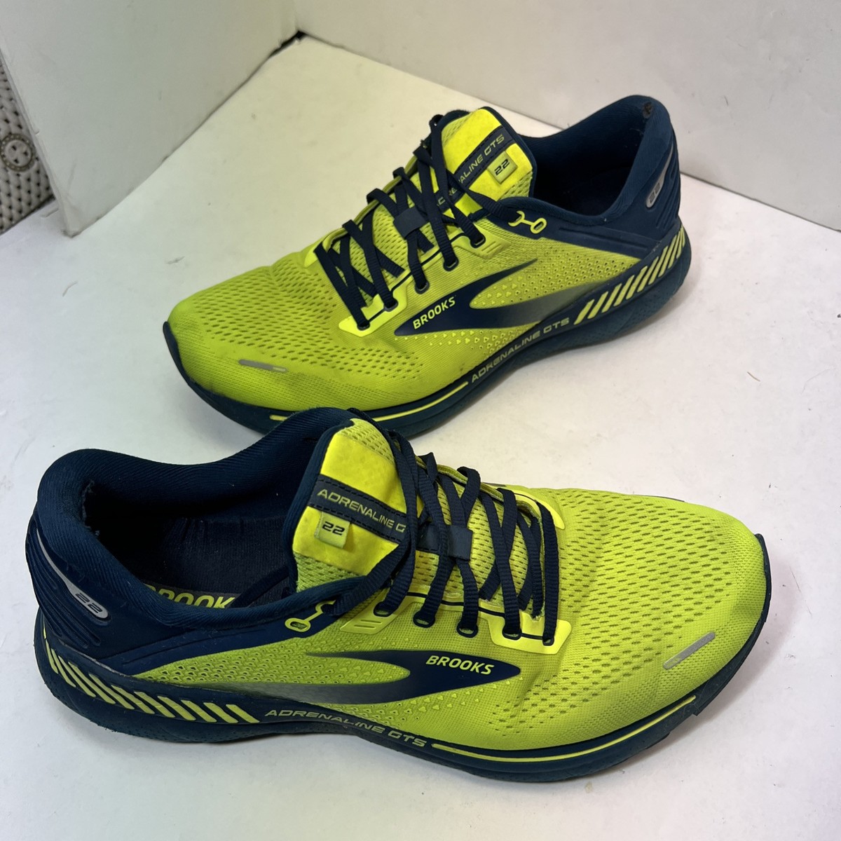 Brooks Adrenaline GTS 22 Mens Size 12.5 Volt Yellow Running Shoe