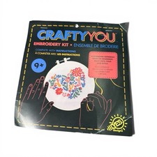 Kit de bordado Crafty You flores de corazón - aro, tela pintada, hilo, aguja