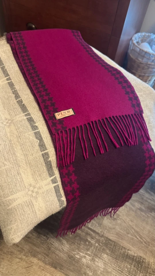 Bufanda 100 % cachemir rosa oscuro con flecos hecha en Reino Unido THOMAS PINK London Foto 3 de 4