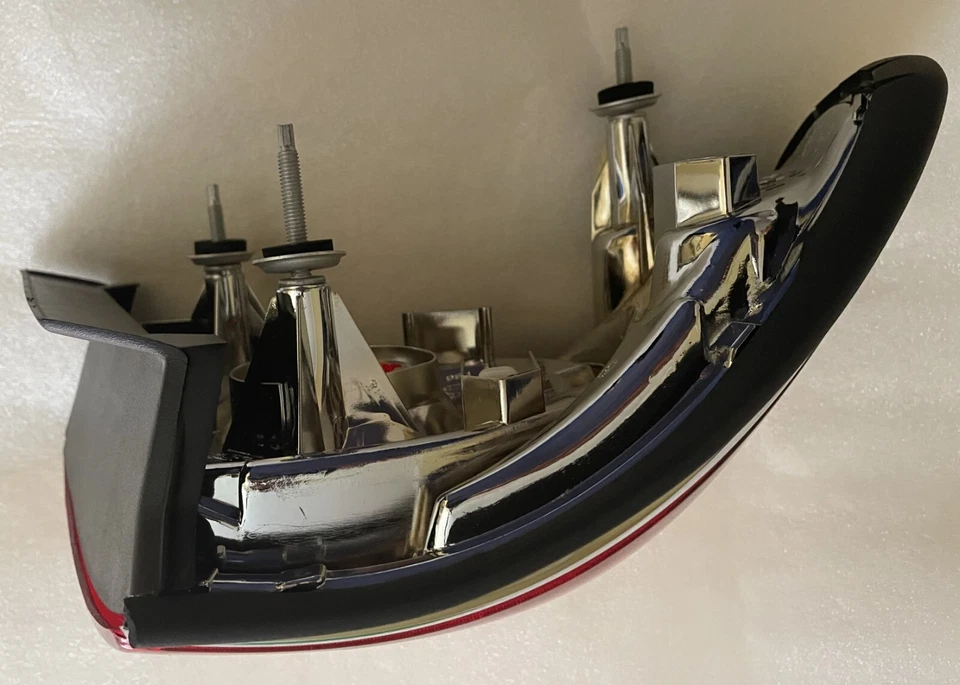 Genuine GM 2001 - 2005 Buick LeSabre Tail Lamp Assembly, RH p/n 15228560 - Image 2 of 3