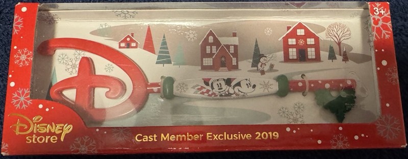 Disney Store Cast Member Exclusive 2019 Christmas Xmas Mickey and Minnie Key