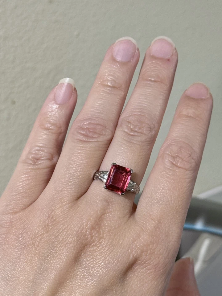 Bonito Anillo Vintage 10K Oro Blanco Sólido Color Rojo Vidrio Grabado Talla 6, 2.5g Foto 3 de 4