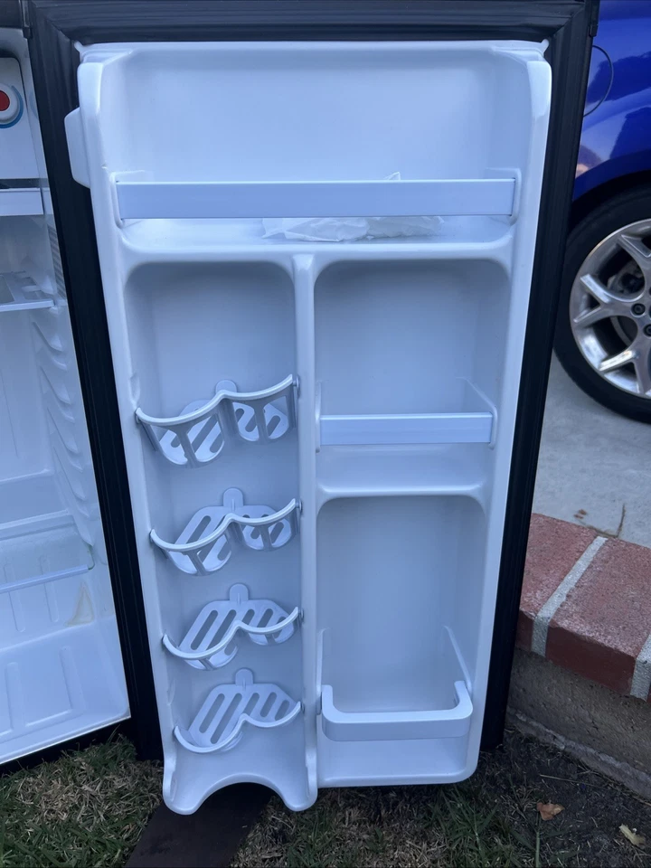 Danby 3.2L Mini Fridge And Freezer - Image 3 of 3