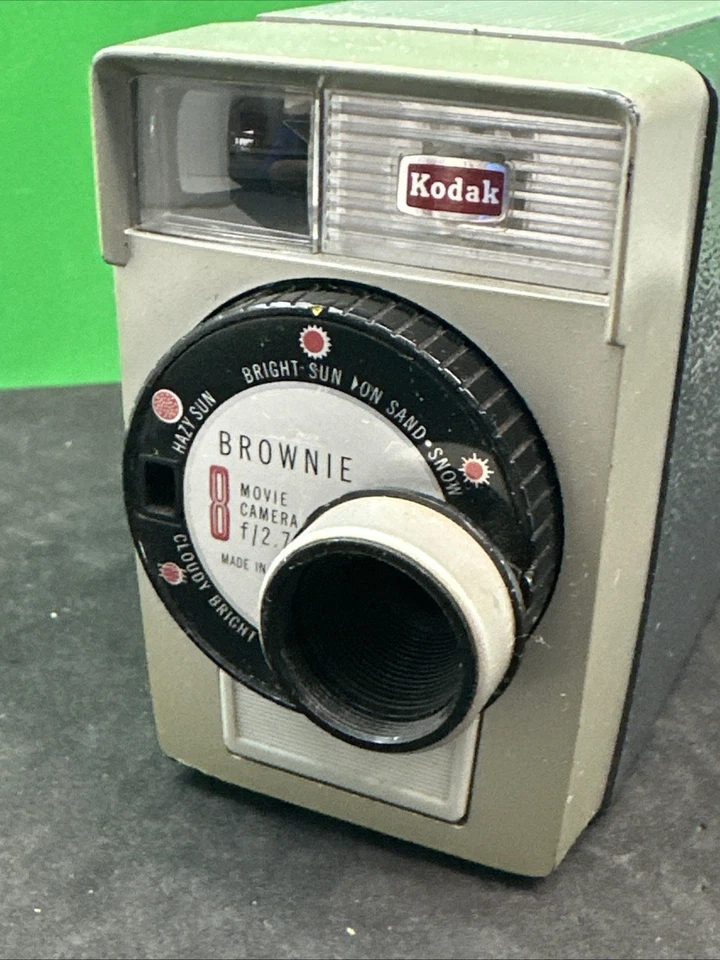 Cámara de película Kodak Brownie de colección 8 mm F 2,7 funcionando perfecta grabación vintage Foto 2 de 4
