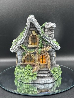 Nemesis Now Curly Oak Manor Light Up Fairy House Figur skurrile Deko