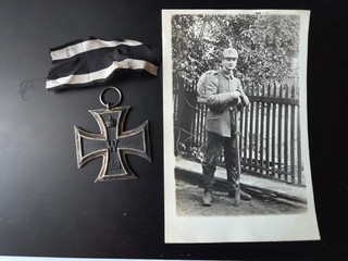 Orig German Iron Cross 2nd Class EK2 WW1 incl ribbon postcard Soldier