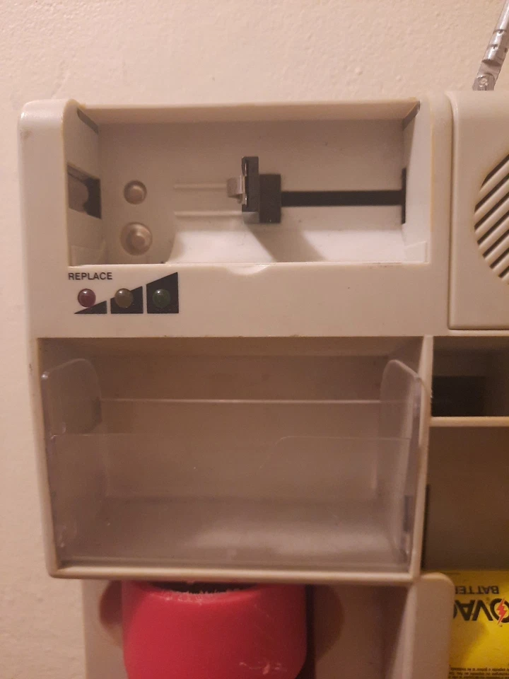 Battery Storage Caddy With Fm Radio And Battery Tester.Vintage - Image 4 of 4