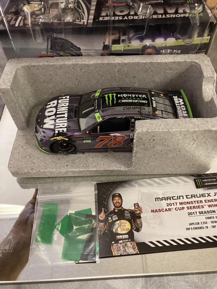 RARO! Martin Truex 2017 muebles fila campeón color cromo Toyota Camry 1/156 Foto 2 de 4