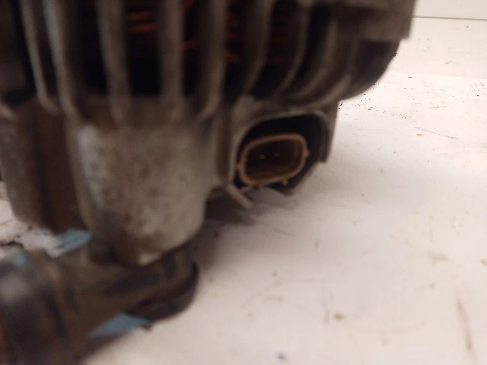 Alternador de 2006 Subaru Legacy Outback 2,5 L 11265065 Foto 2 de 4