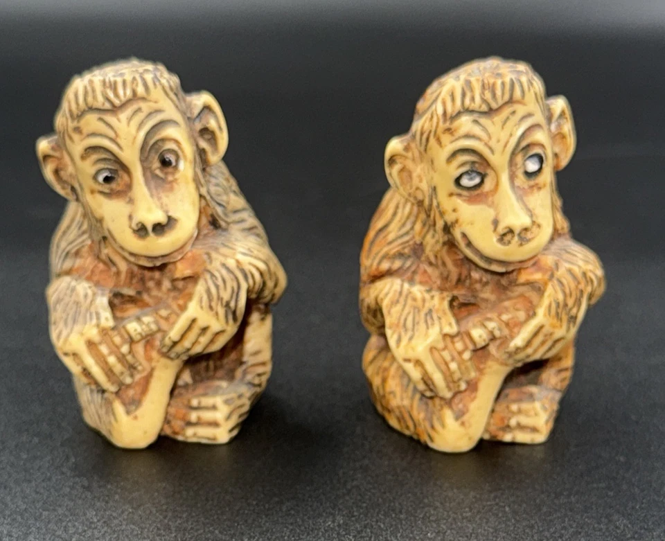 复古日本 Netsuke 雕刻/树脂猴子挠脚 2 件套 — 第 2/4 张图片