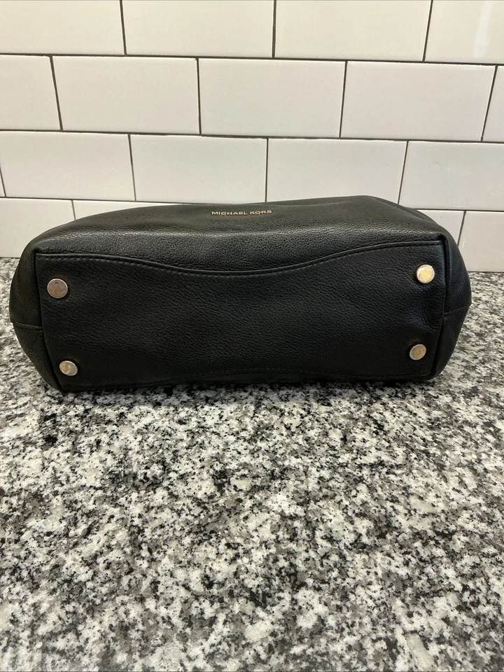 Bolso de Hombro Michael Kors Cuervo Cuero Guijarro Grande Negro/Dorado 14 x 10 Foto 2 de 4