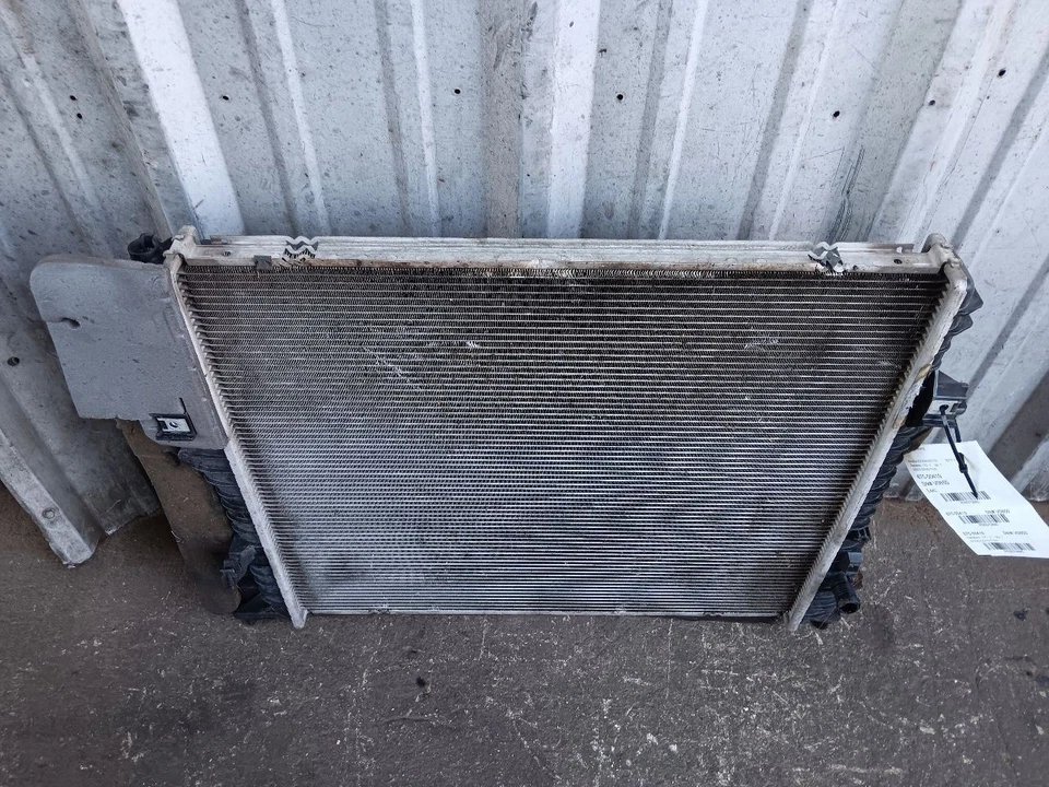 10-19 Jaguar X351 XJL XF Engine Motor Cooling Radiator Assembly C2D38735 OEM - Image 2 of 4