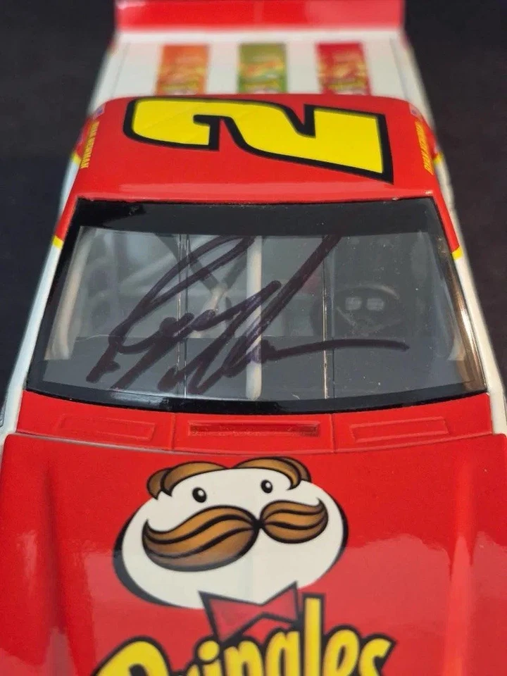 AÇÃO RARA ASSINADA 2009 Ryan Newman #2 Pringles Nascar Super Caminhão Diecast em escala 1/24 - Imagem 3 de 4