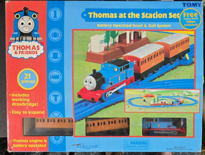 VINTAGE TOMY ''THOMAS AT THE STATION SET''-THOMAS & FRIENDS WORKS! COMPLETE!