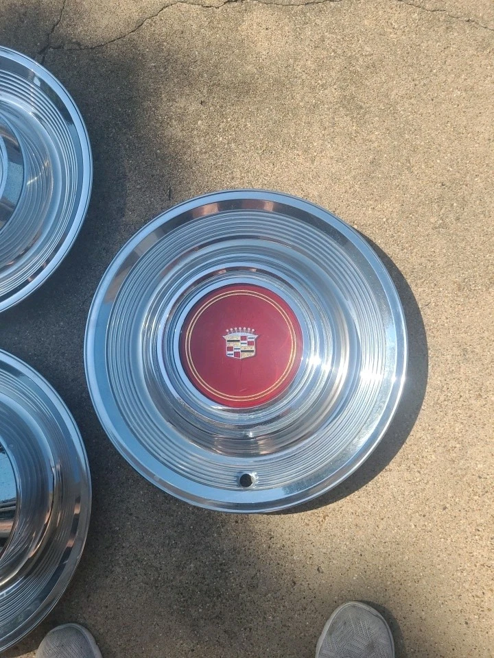 Uma tampa de roda de calota Cadillac Deville 1980 1981 de fábrica manchada - Imagem 2 de 2