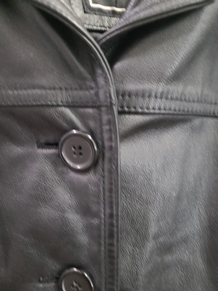 Chaqueta de cuero limitada pequeña Foto 2 de 4