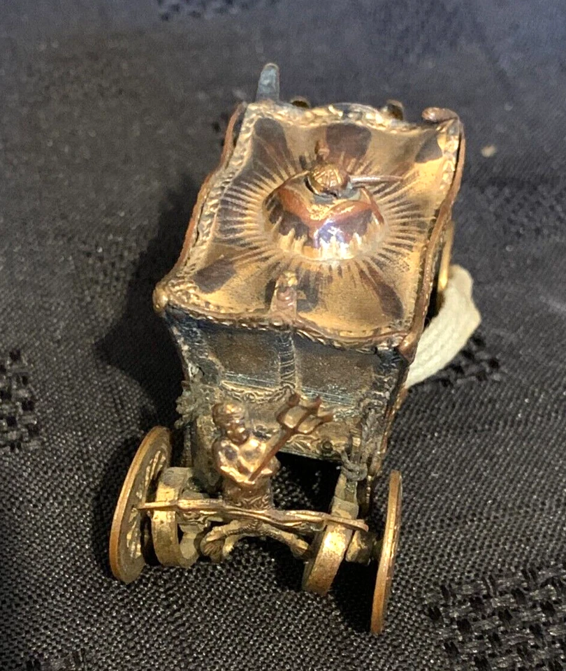 British Royal Coronation Coach 1902 Souvenir Gilt Metal Rotary Tape Measure - Image 3 of 4