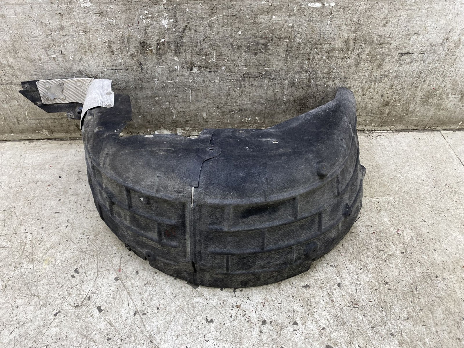 2020-2025 ASTON MARTIN DBX RIGHT REAR INNER FENDER LINER SPLASH SHIELD TRIM