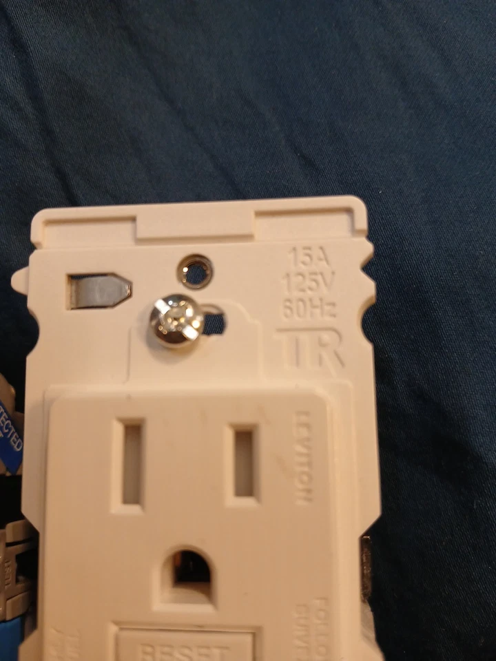 Lote de 4 salidas surtidas Leviton 15A 125V GFCI blancas Foto 3 de 4