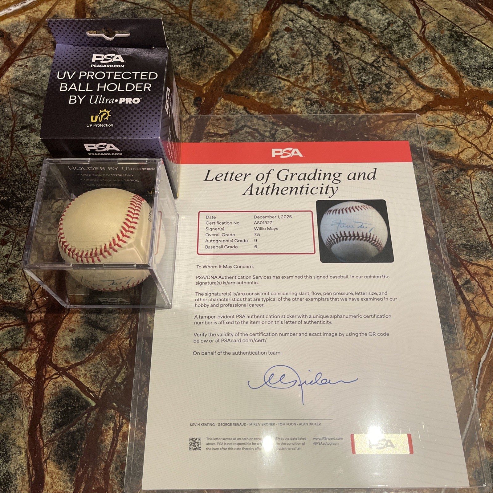 Willie Mays Autographed Baseball - PSA/DNA 7.5/9/6 - Display Case - G&A Letter