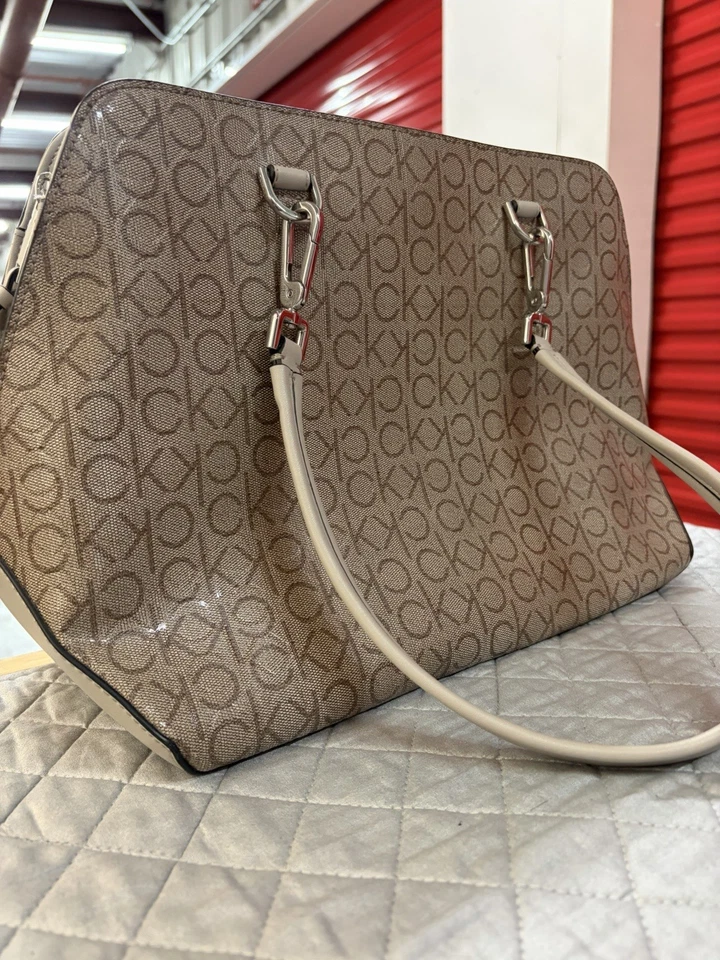 Bolso de Mano Lucy Triple Compartimento Calvin Klein con Correa Bandolera Foto 3 de 4