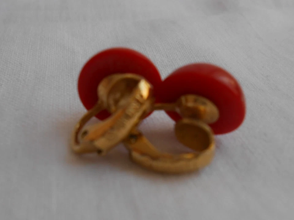 PICCOLI ORECCHINI TRIFARI TONDI IN LUCITE COLORE ROSSO A CLIP - Immagine 2 di 4