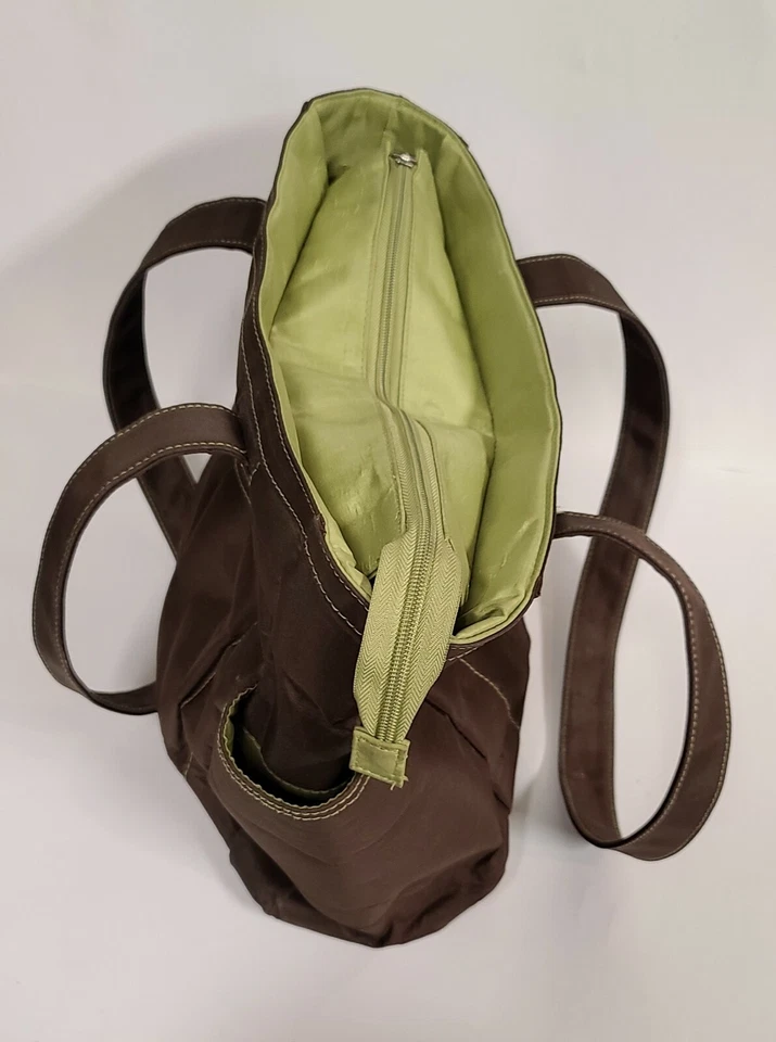 Bolso de Pañales Estilo Bolso de Bebé Carters Marrón/Verde con Almacenamiento de Biberón Foto 3 de 4