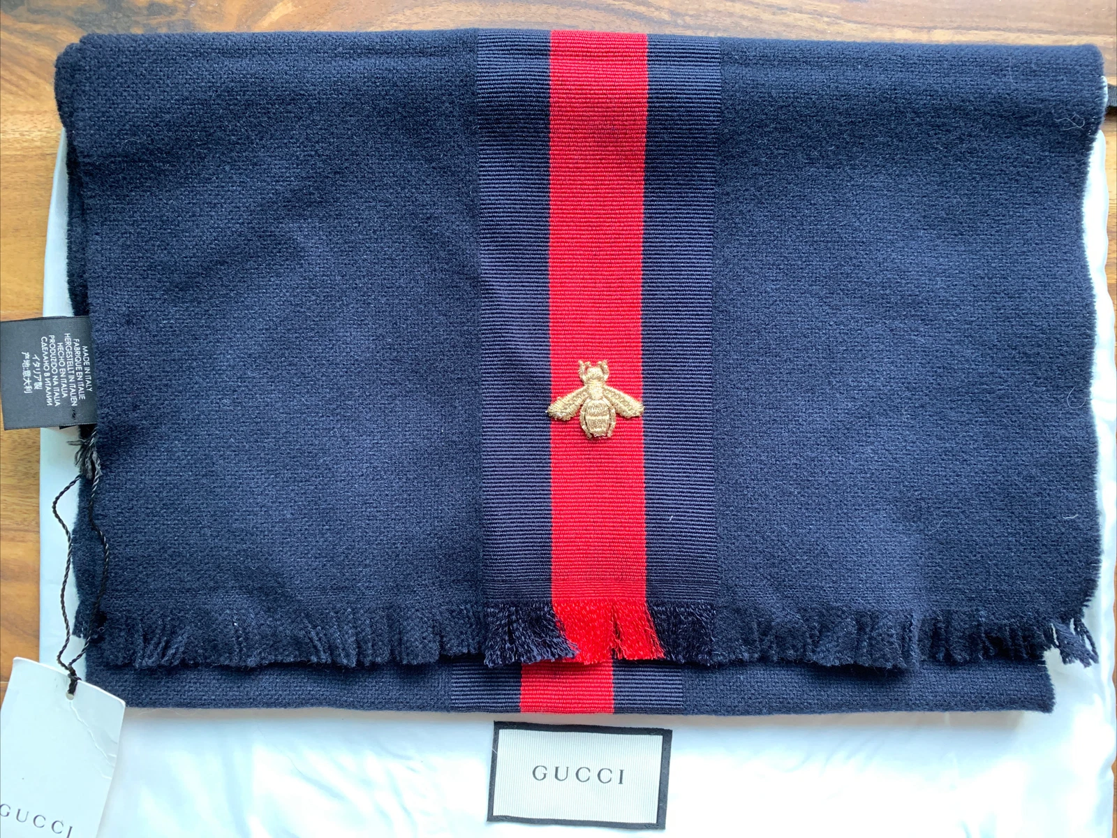NEUF GUCCI LAINE BLEU MINUIT CACHEMIRE WEB ABEILLE BRODER CHÂLE ENVELOPPE ÉCHARPE UNISEXE