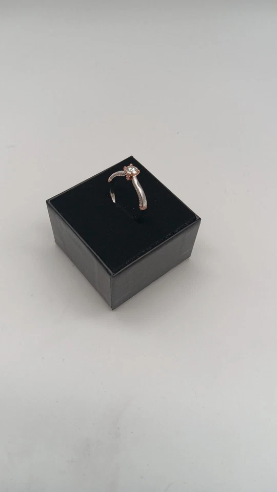 bague or blanc et rose et pierre moissanite - Photo 1/4