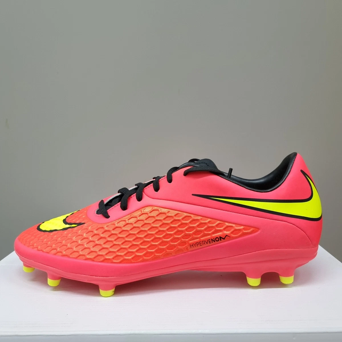 who wears nike hypervenom phelon
