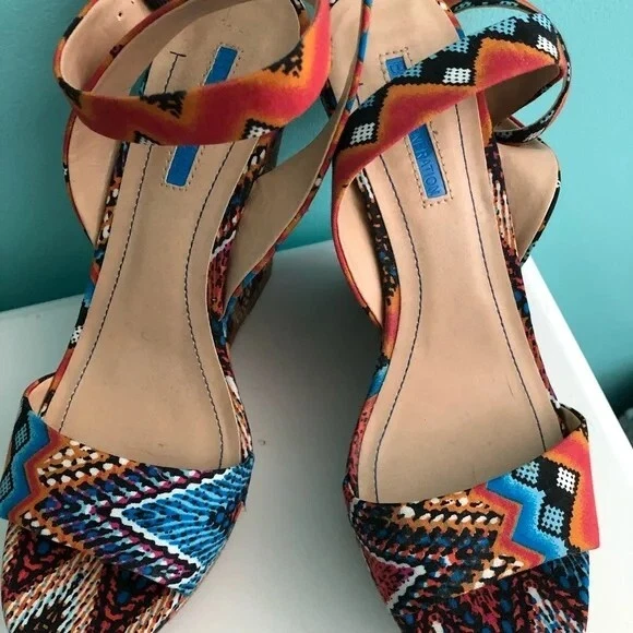 Новый клин поколения BCBG - потрясающий племенной принт - размер 9,5 - Изображение 4 из 4